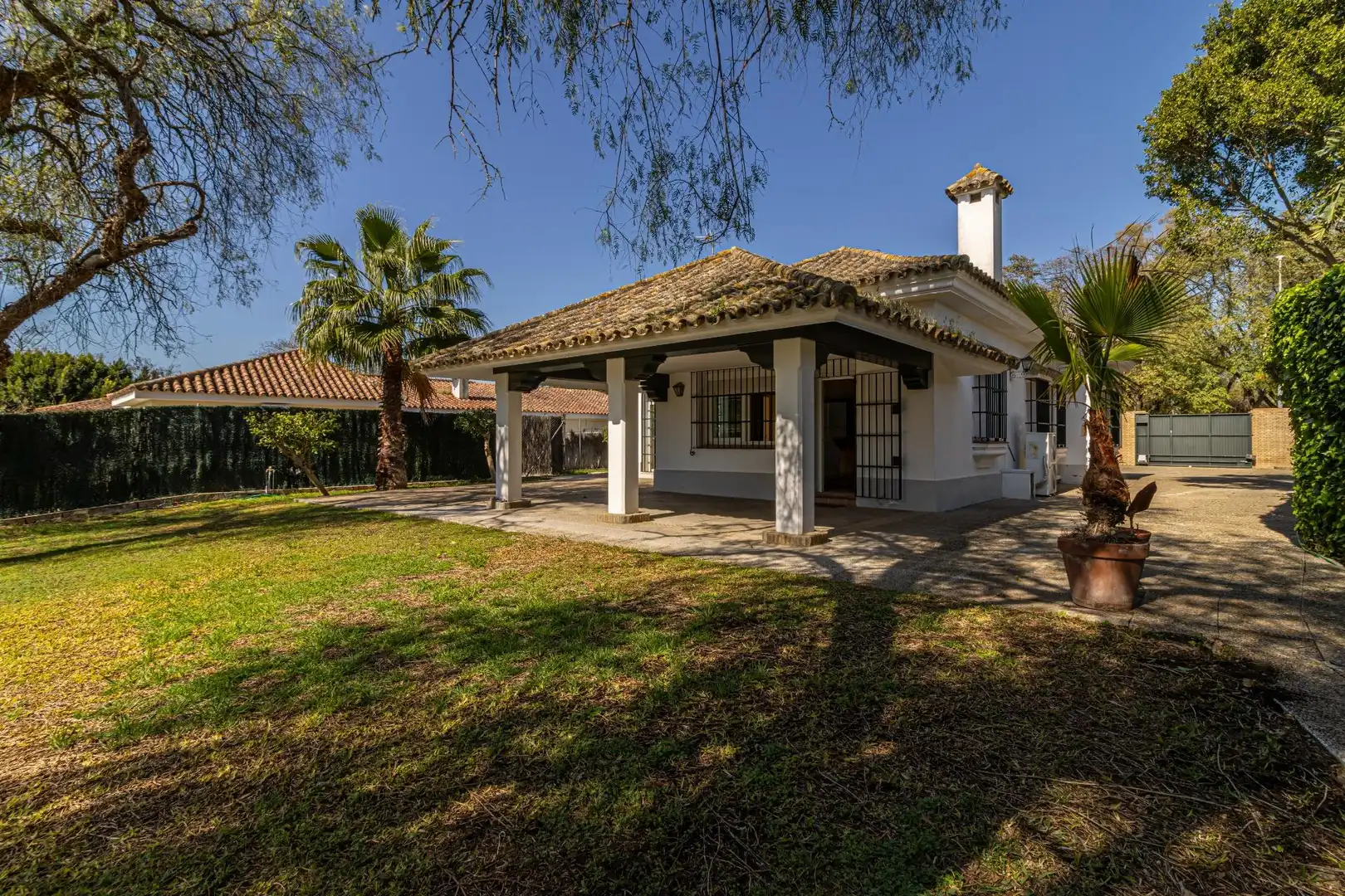 Vista exterior de Casa o xalet en venda en Jerez de la Frontera amb Aire condicionat, Jardí privat i Traster