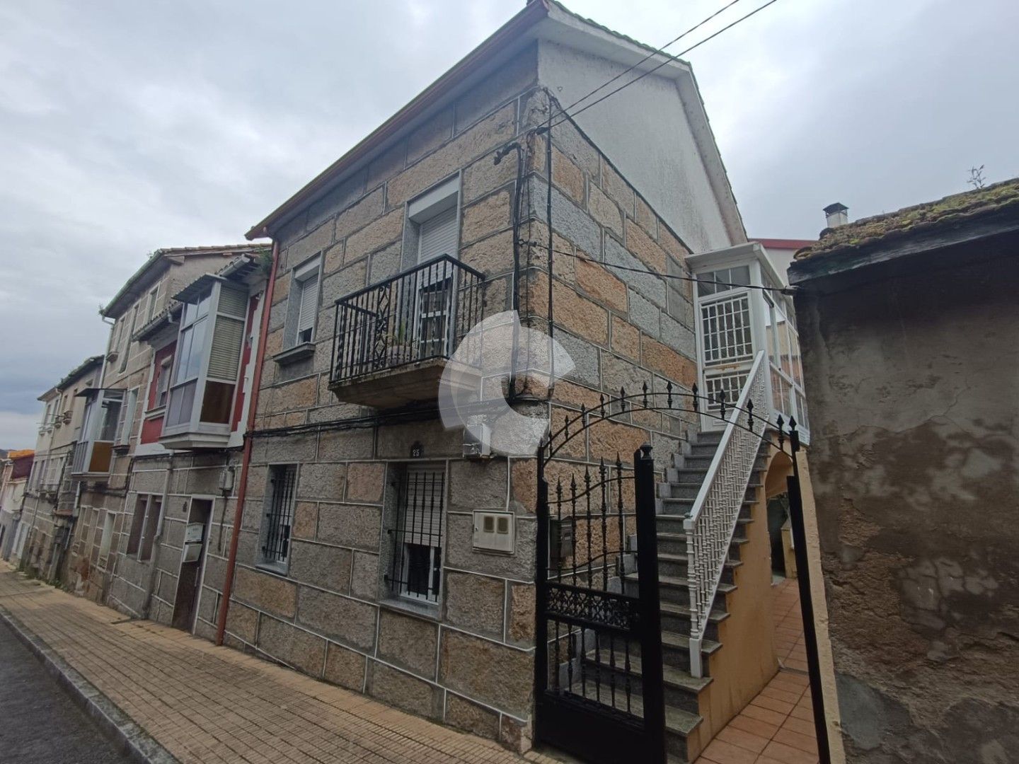 Vista exterior de Casa adosada en venda en Ourense Capital  amb Jardí privat