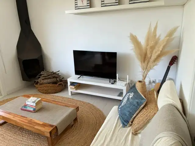Wohnzimmer von Erdgeschoss zum Verkauf in Palamós mit Klimaanlage, Privatgarten und Terrasse