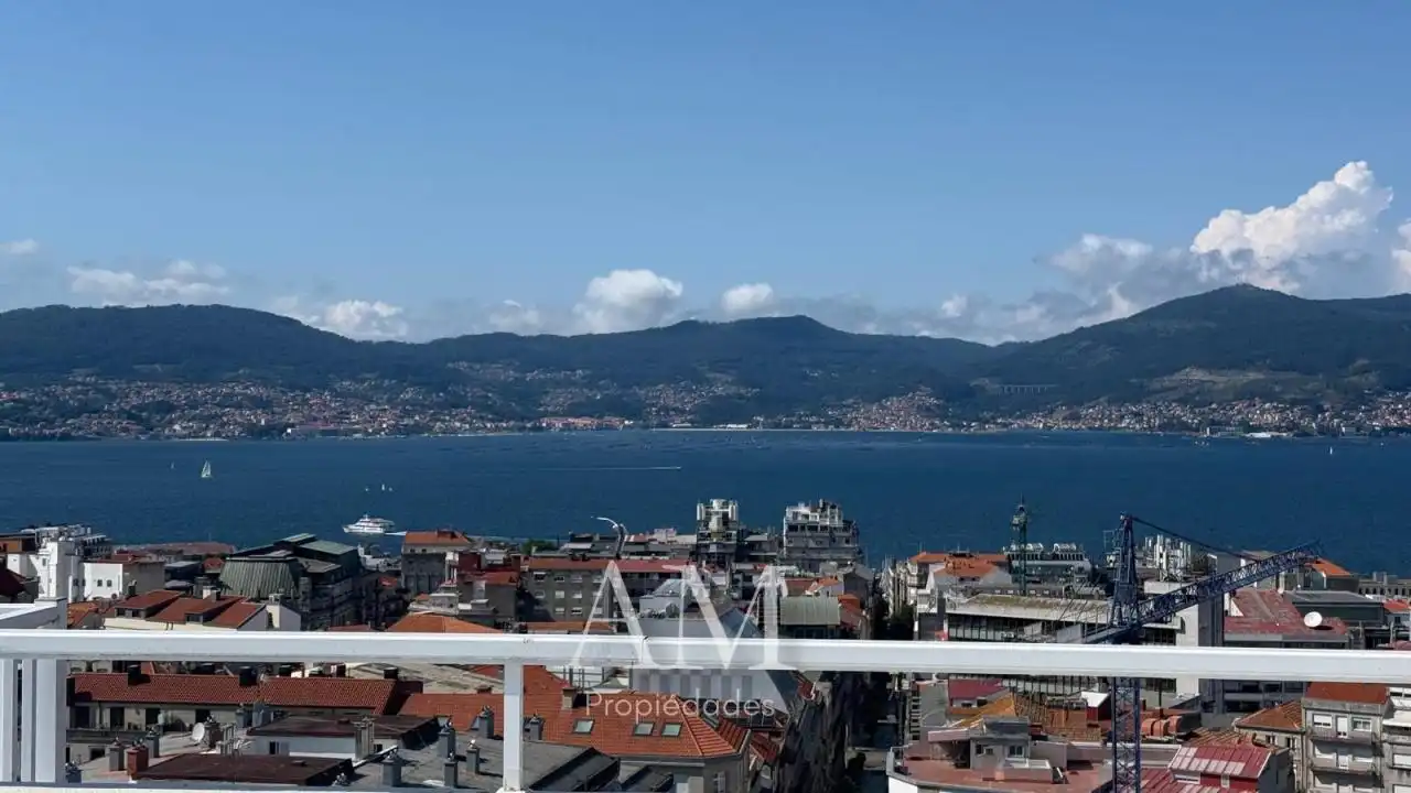 Vista exterior de Dúplex en venda en Vigo  amb Calefacció, Terrassa i Traster