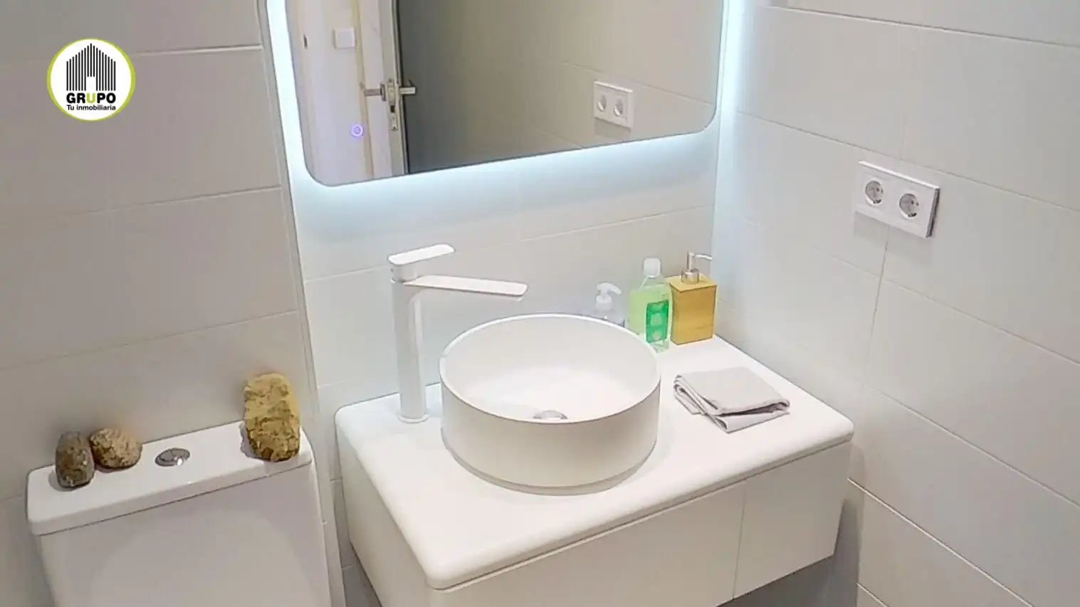 Bathroom of Flat for rent in Begues  with Heating, Private garden and Parquet flooring