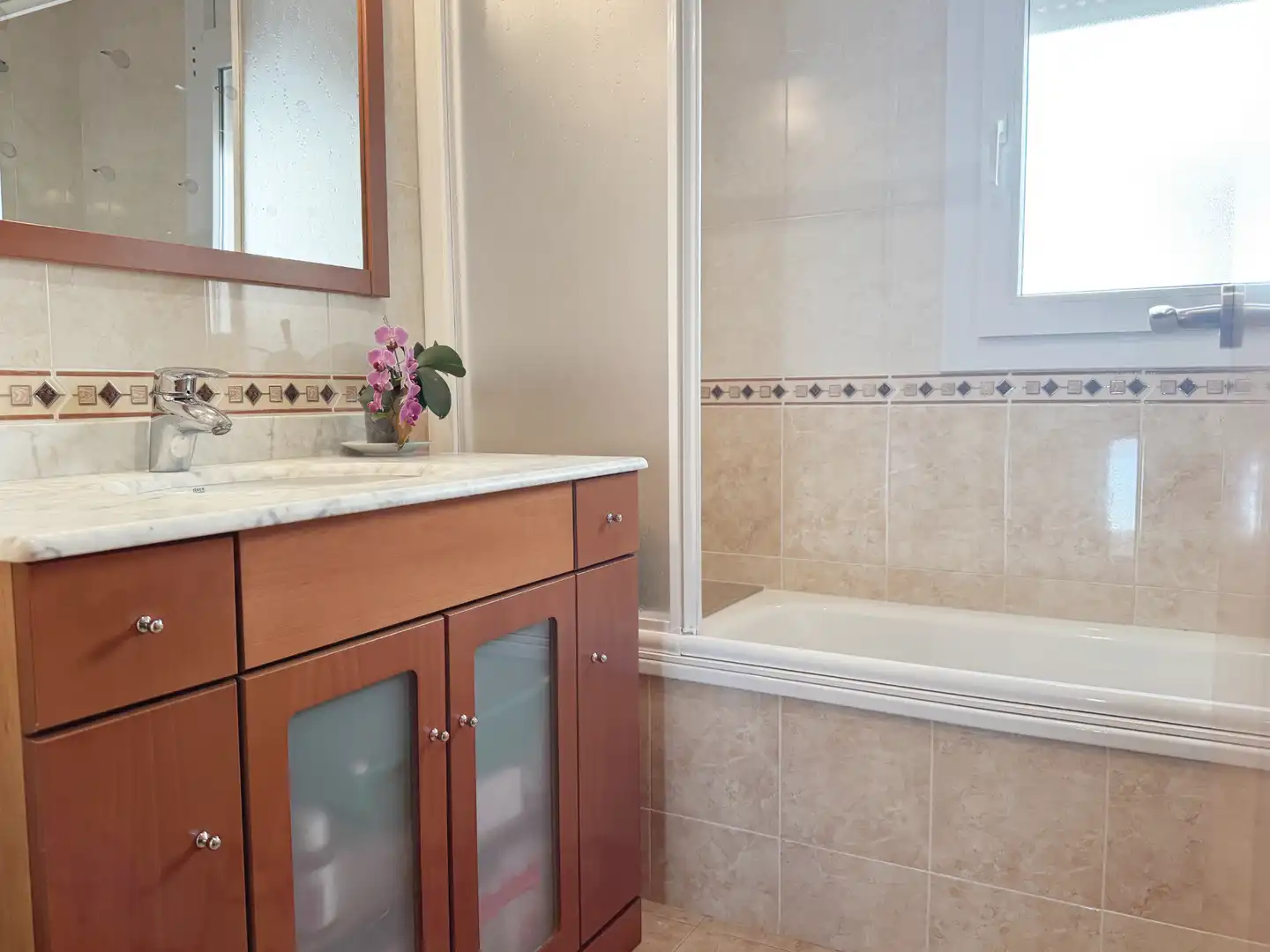 Badezimmer von Einfamilien-Reihenhaus zum Verkauf in L'Escala mit Klimaanlage und Terrasse