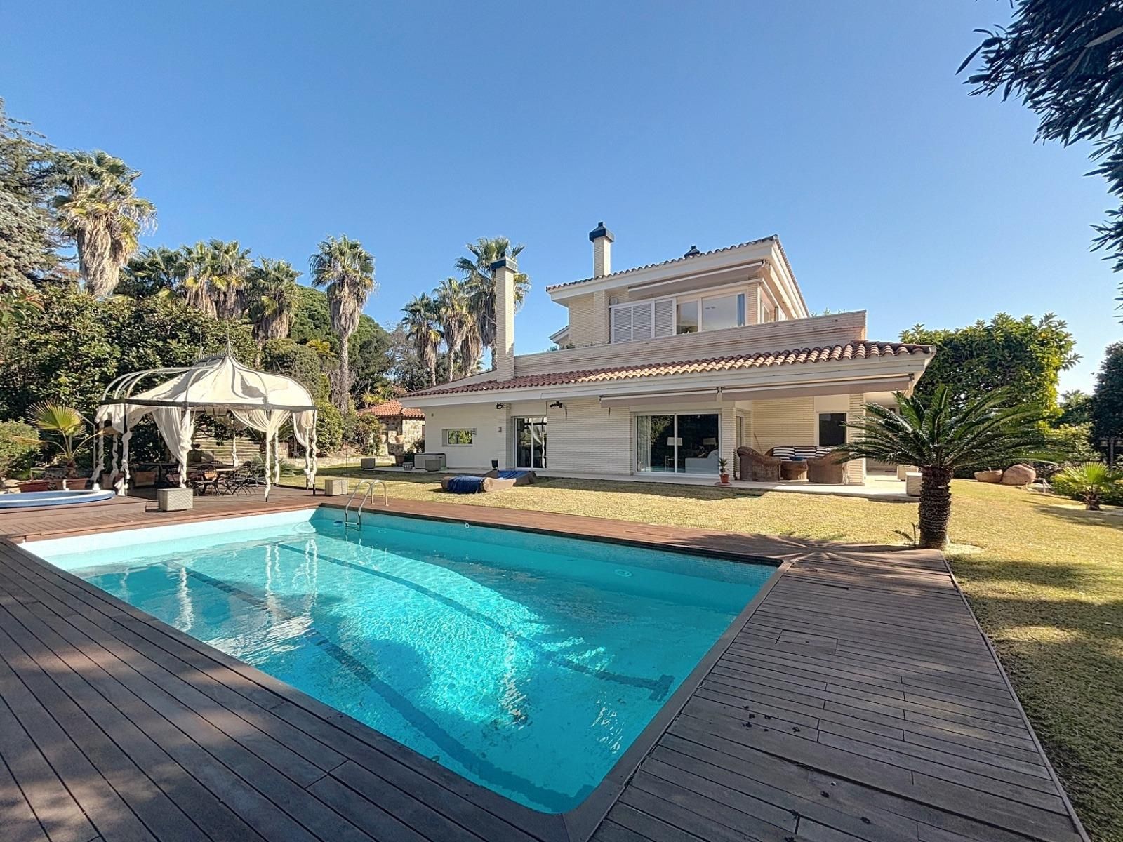 Vista exterior de Casa o xalet en venda en Alella amb Aire condicionat, Calefacció i Jardí privat