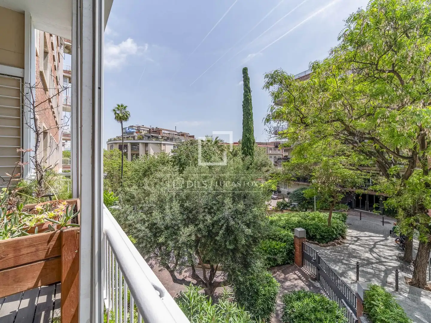 Außenansicht von Wohnung zum Verkauf in Barcelona mit Klimaanlage, Heizung und Privatgarten