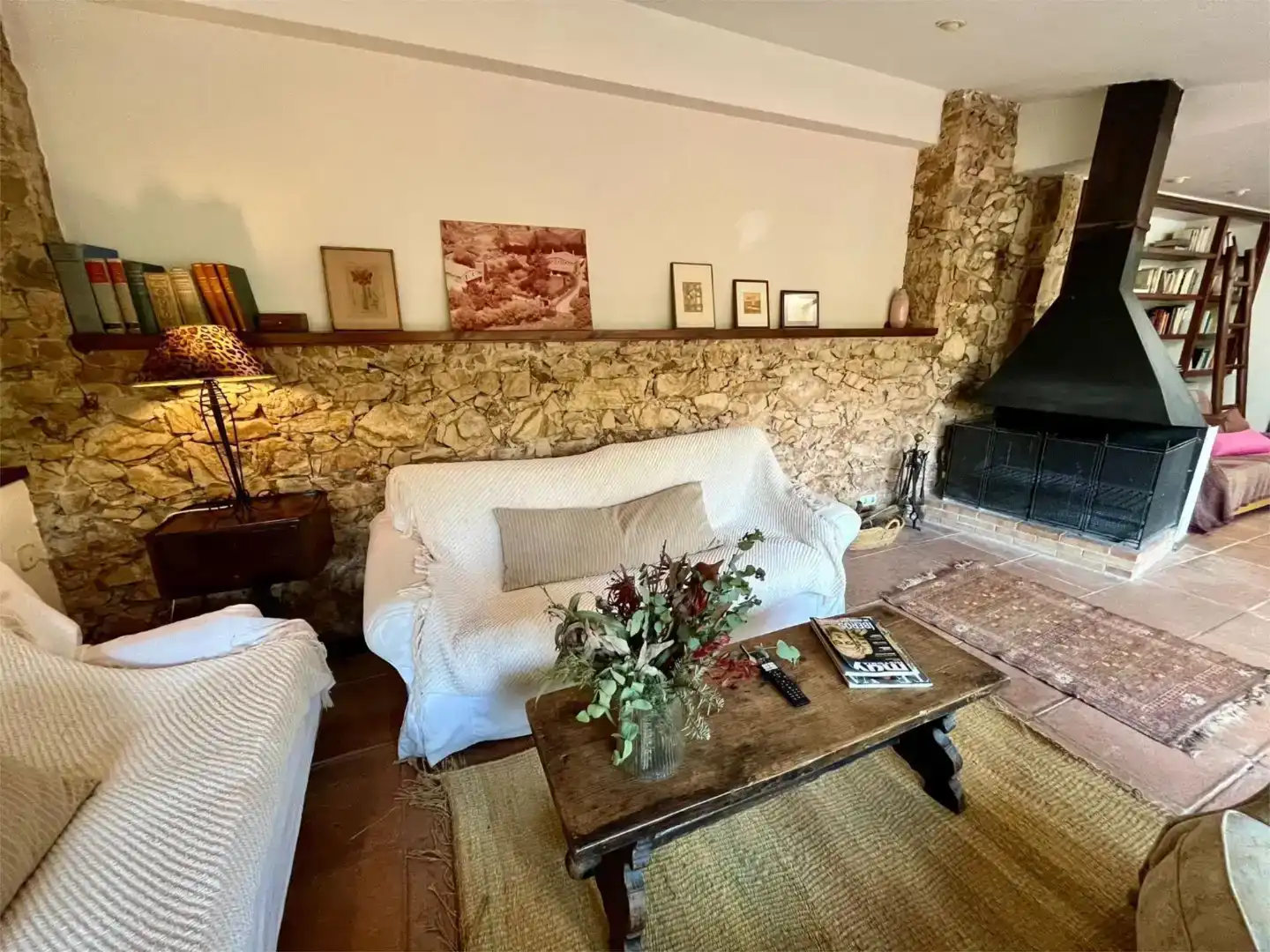 Sala d'estar de Finca rústica en venda en Mont-ras amb Balcó