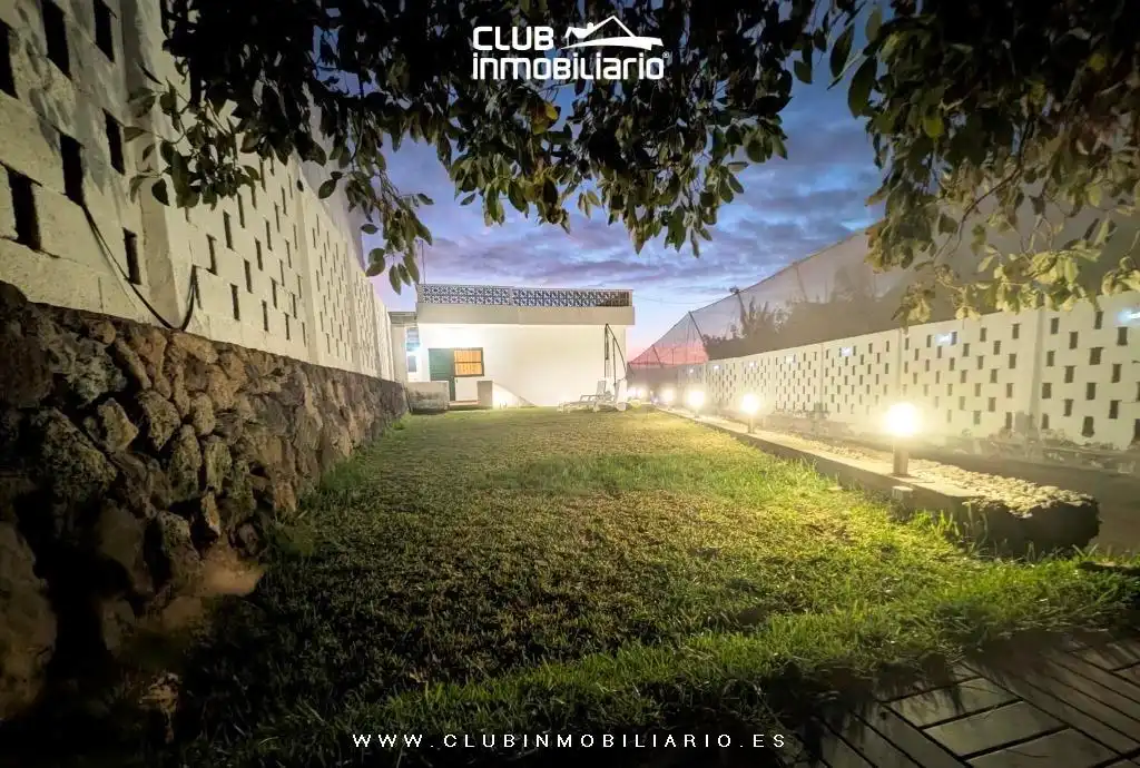 Vista exterior de Casa o xalet de lloguer en Adeje amb Jardí privat, Terrassa i Moblat