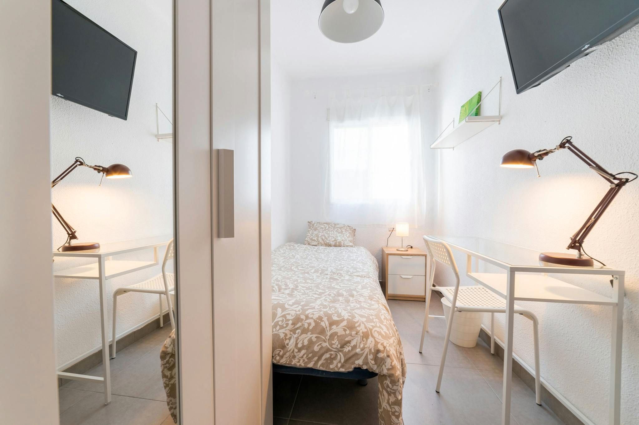Bedroom of Flat to share in  Valencia Capital  with Furnished, Washing machine and TV