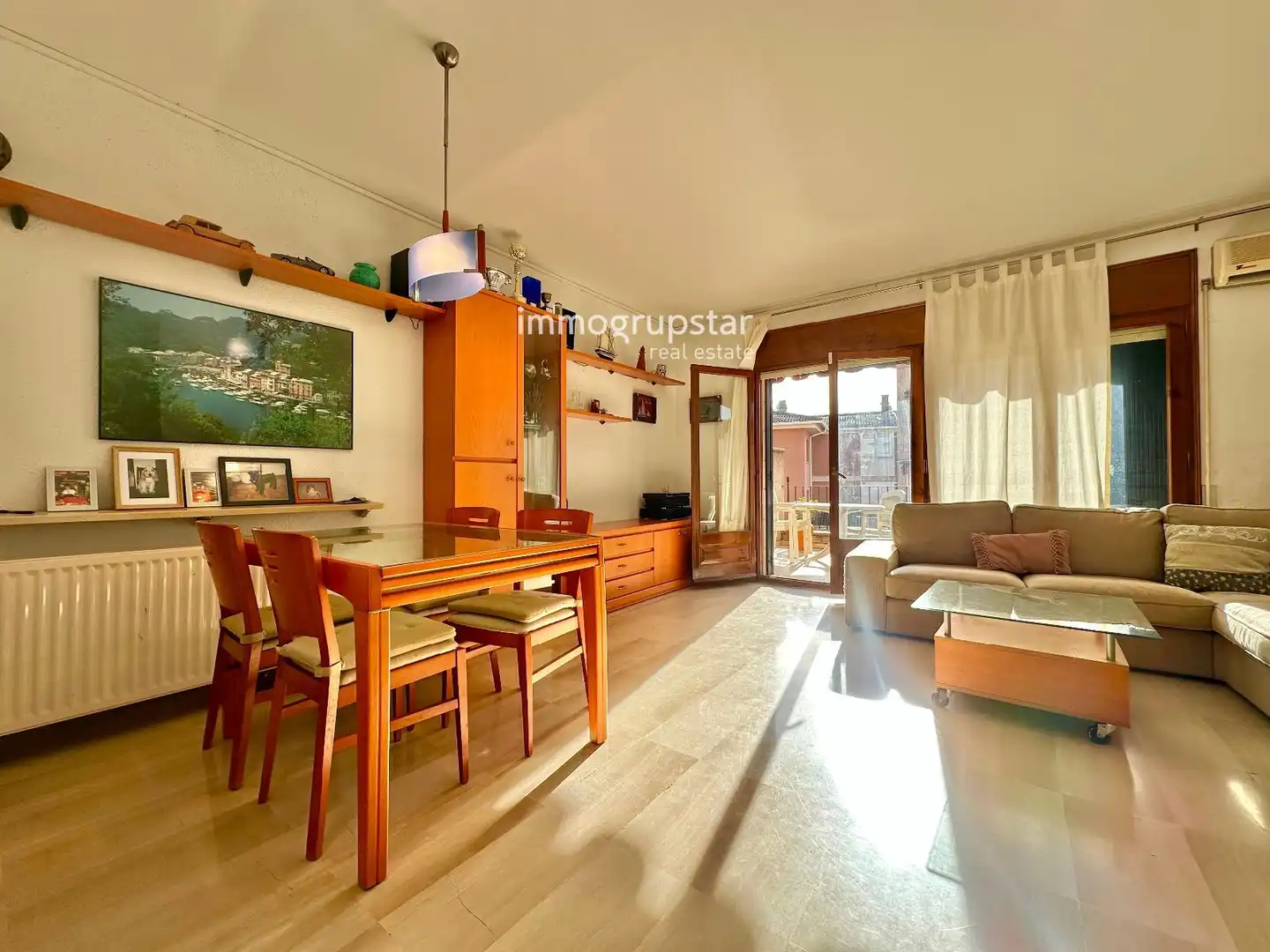 Wohnzimmer von Einfamilien-Reihenhaus zum Verkauf in Castell d'Aro, Platja d'Aro i s'Agaró mit Heizung, Privatgarten und Terrasse