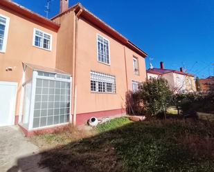 Vista exterior de Casa adosada en venda en El Escorial amb Calefacció, Jardí privat i Terrassa