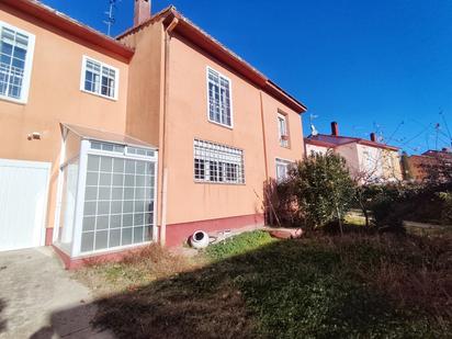 Vista exterior de Casa adosada en venda en El Escorial amb Calefacció, Jardí privat i Terrassa