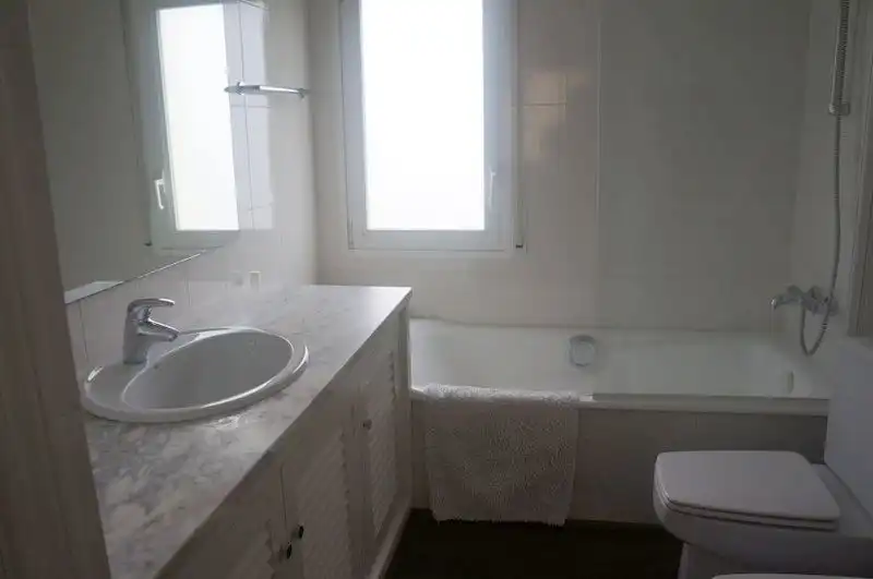 Baño de Casa o chalet en venta en Castell d'Aro, Platja d'Aro i s'Agaró con Aire acondicionado, Calefacción y Jardín privado