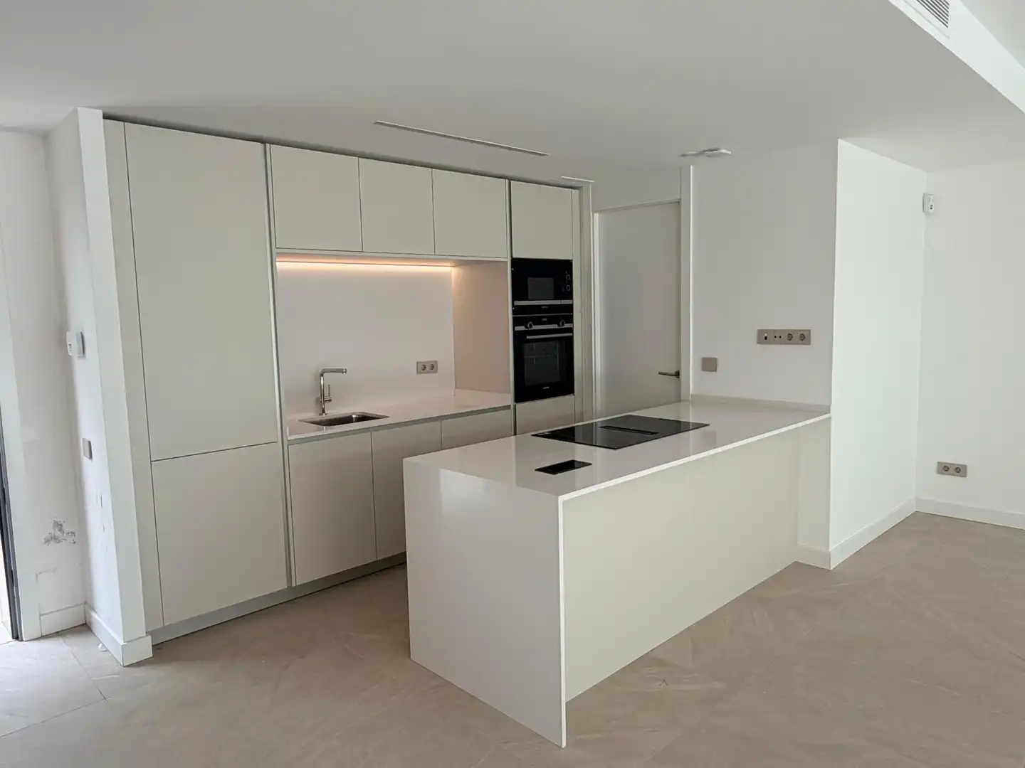 Cocina de Apartamento en venta en Marbella con Aire acondicionado, Calefacción y Jardín privado
