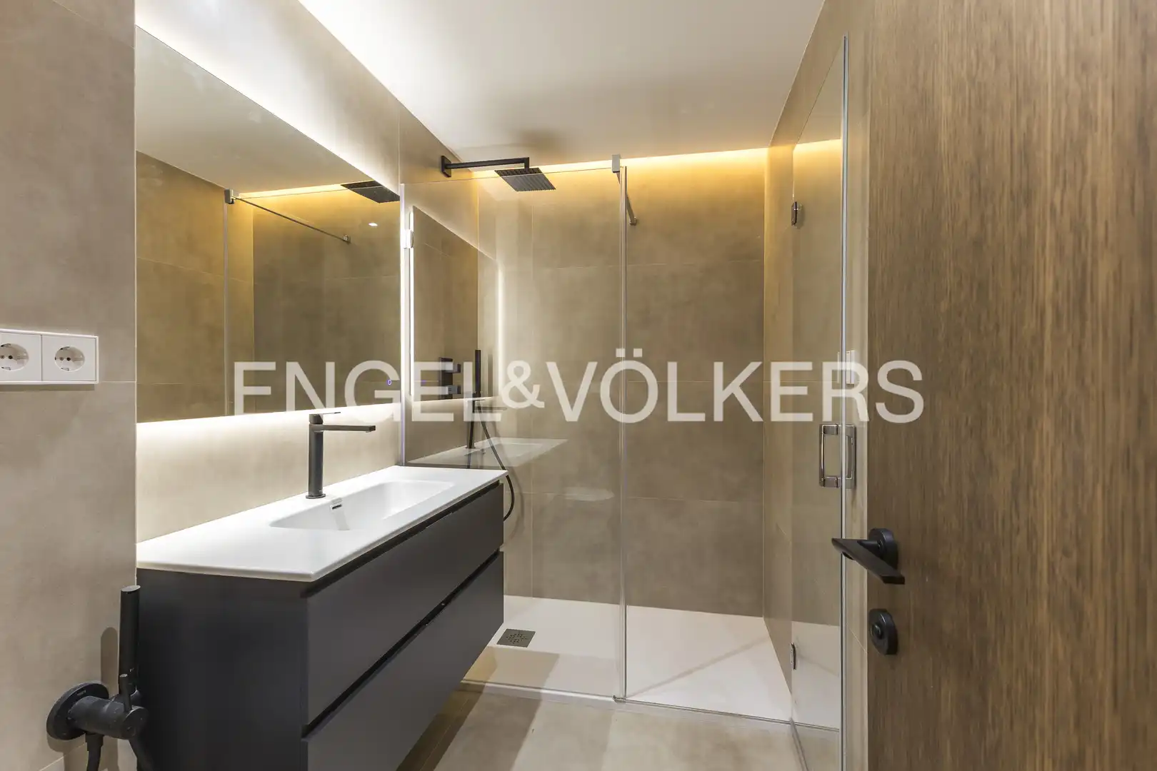 Bathroom of Flat for sale in Madrid  with Air Conditioner and Heating