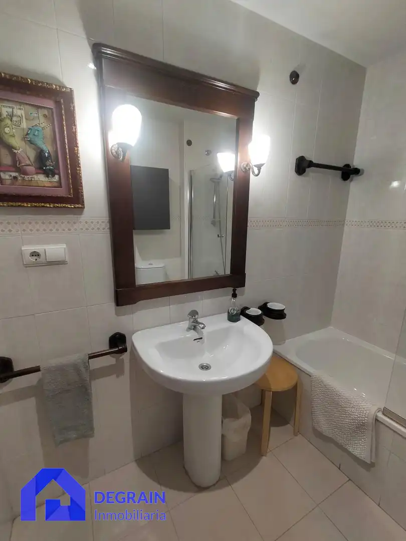 Badezimmer von Einfamilien-Reihenhaus zur Miete in Llanera mit Heizung, Privatgarten und Parkett