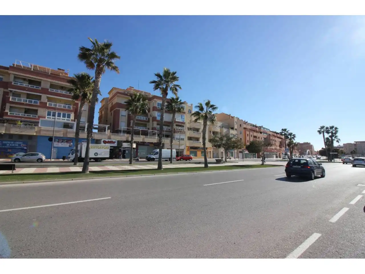 Außenansicht von Geschaftsraum zum Verkauf in Roquetas de Mar mit Klimaanlage