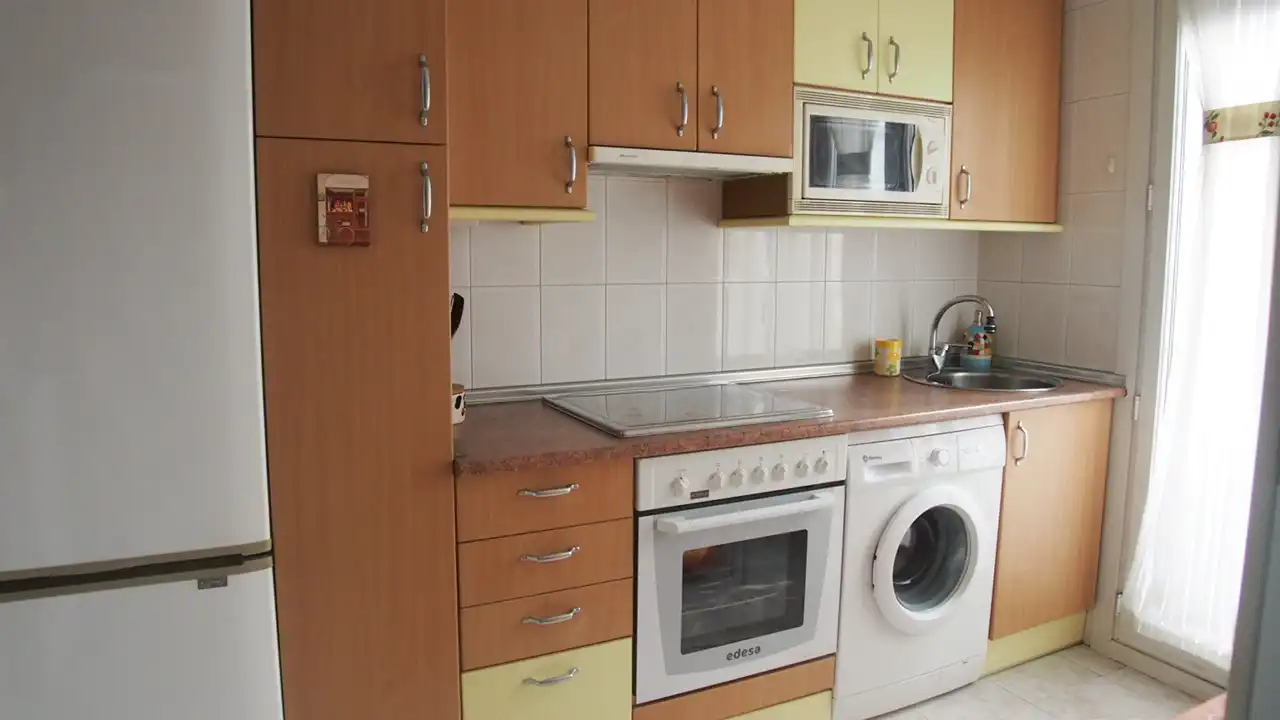 Cuina de Apartament en venda en Barakaldo  amb Calefacció, Parquet i Moblat