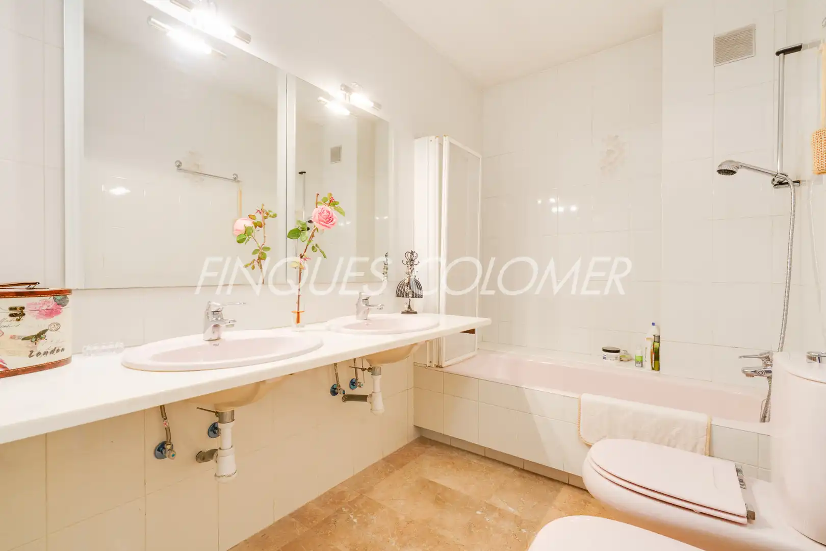 Badezimmer von Einfamilien-Reihenhaus zum Verkauf in Rubí mit Klimaanlage, Heizung und Terrasse