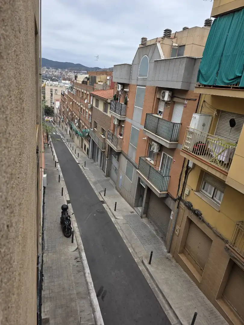 Vista exterior de Piso en venta en Santa Coloma de Gramenet con Parquet y Balcón