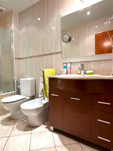 Badezimmer von Einfamilien-Reihenhaus zum Verkauf in Sant Boi de Llobregat mit Klimaanlage, Heizung und Terrasse