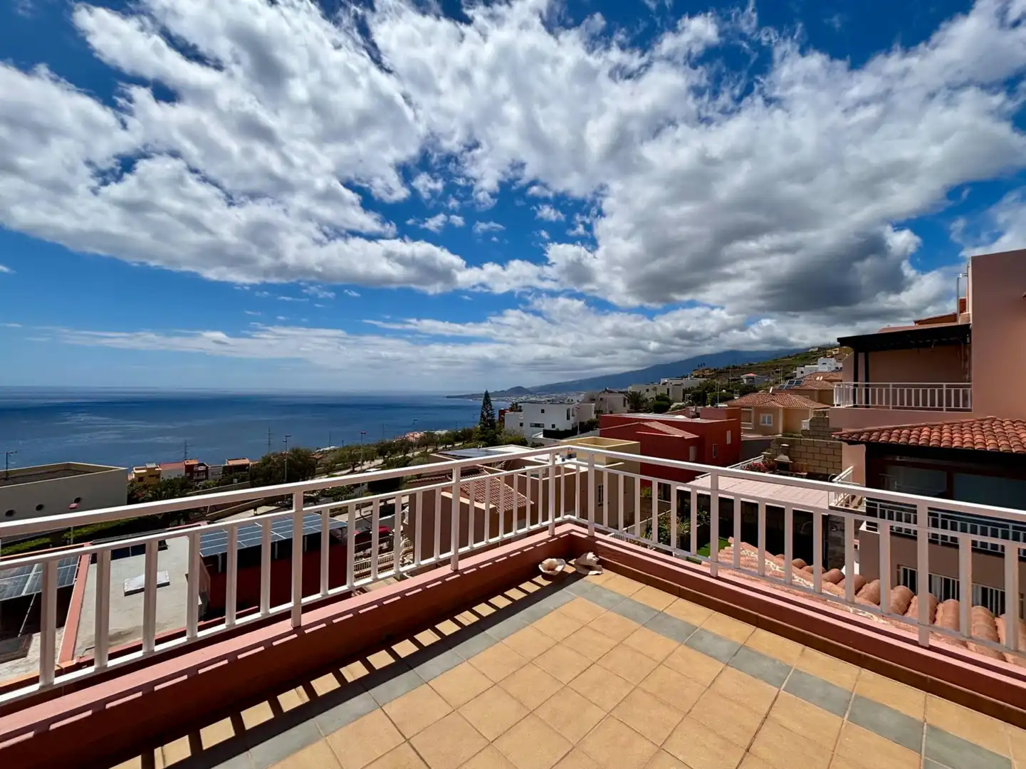 Vista exterior de Casa adosada en venta en Candelaria con Aire acondicionado, Terraza y Piscina