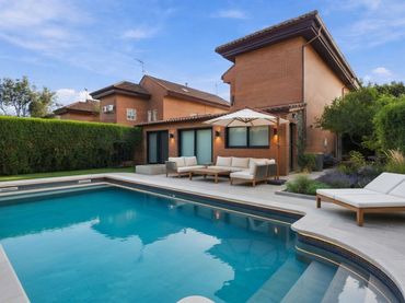 Casa aparellada amb piscina en venda a Calle los Brezos