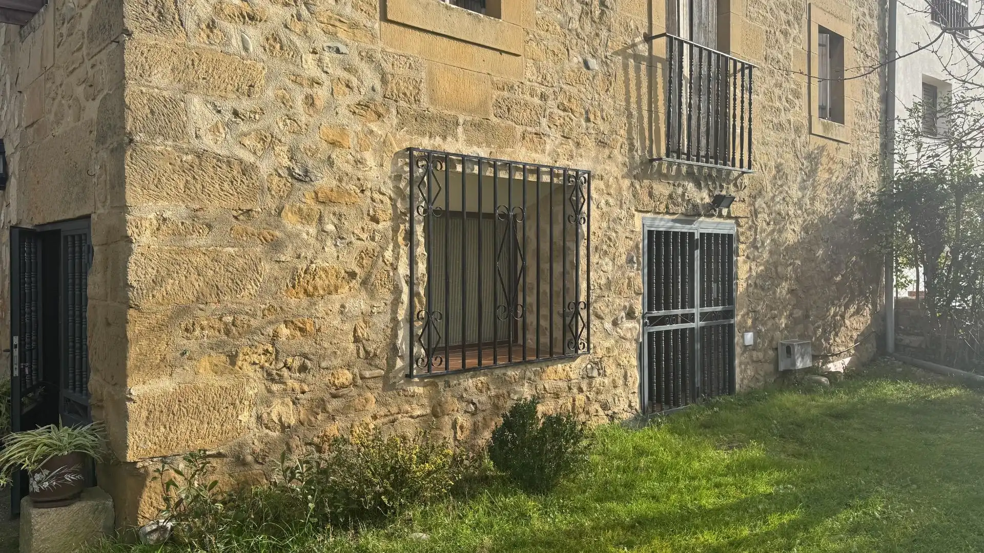 Vista exterior de Casa o chalet en venta en Baños de Rioja con Calefacción, Jardín privado y Terraza