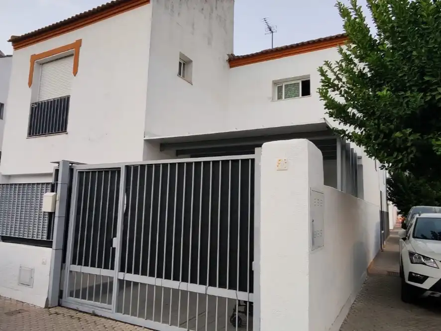 Vista exterior de Casa o xalet en venda en Villaverde del Río amb Aire condicionat
