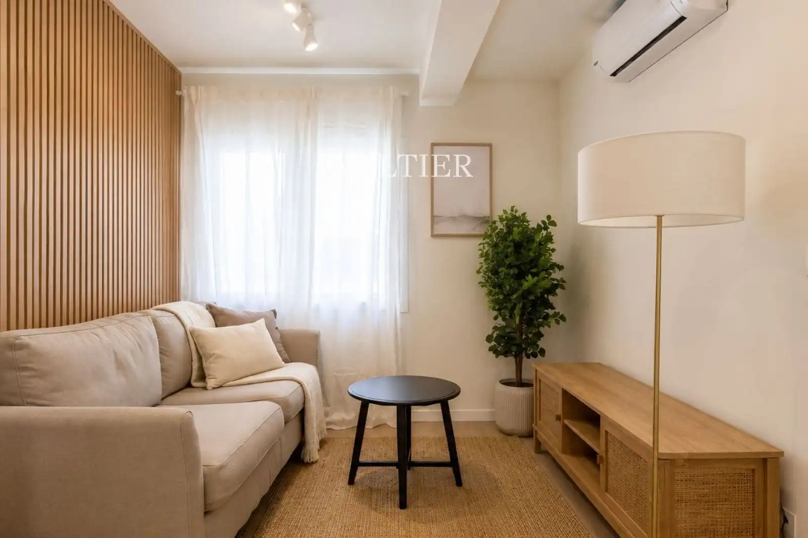 Living room of Flat for rent in Madrid  with Air Conditioner, Heating and Furnished
