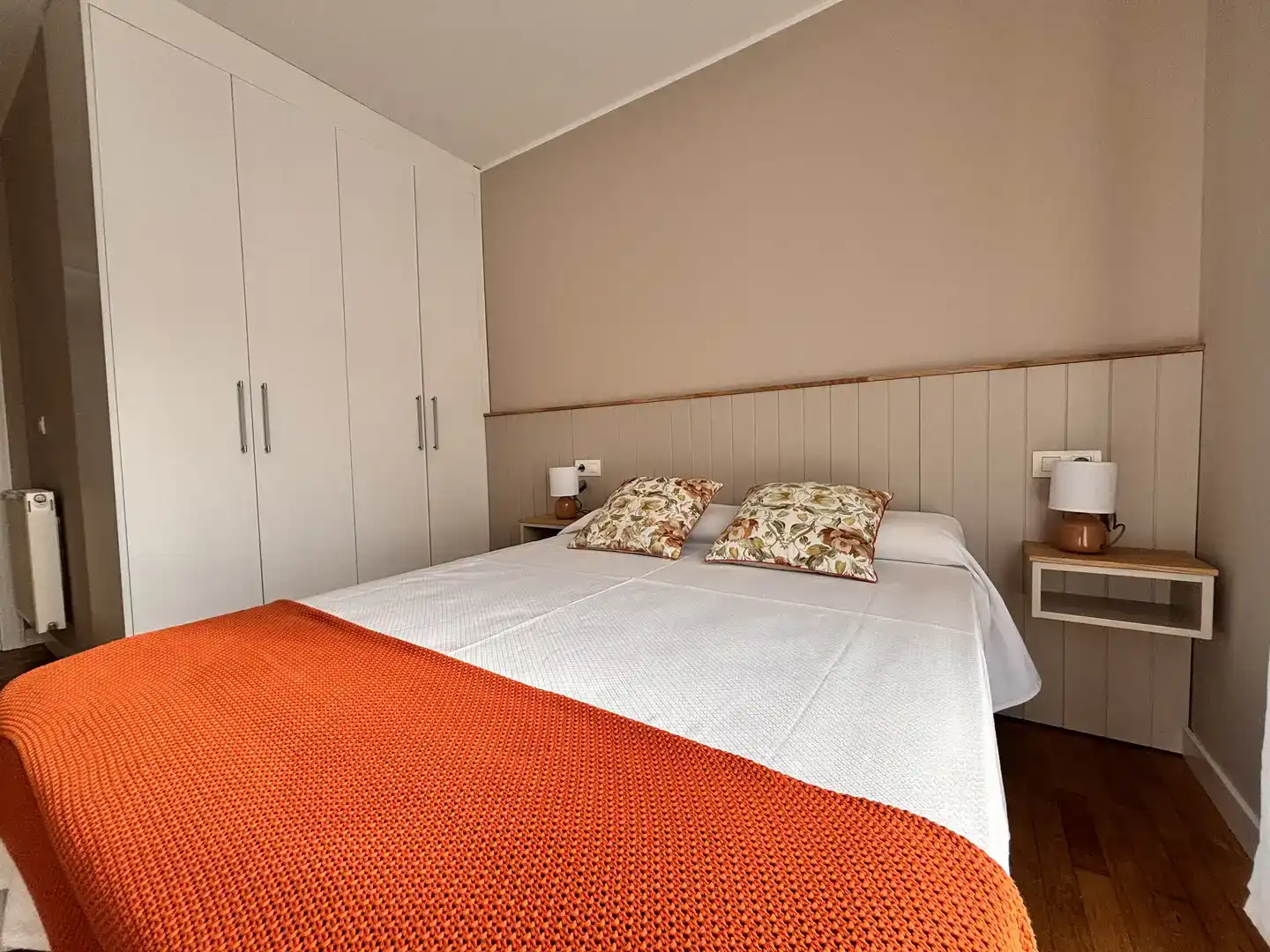 Schlafzimmer von Wohnung zur Miete in Parres mit Parkett, Möbliert und Balkon