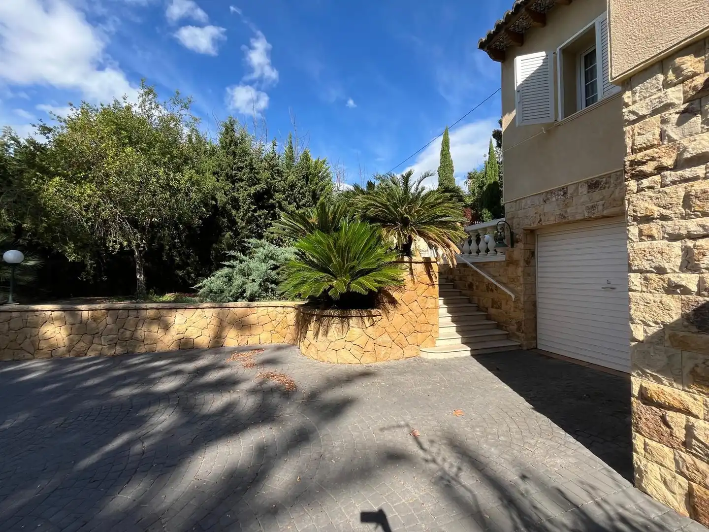 Vista exterior de Casa o xalet en venda en L'Alfàs del Pi amb Calefacció, Jardí privat i Terrassa