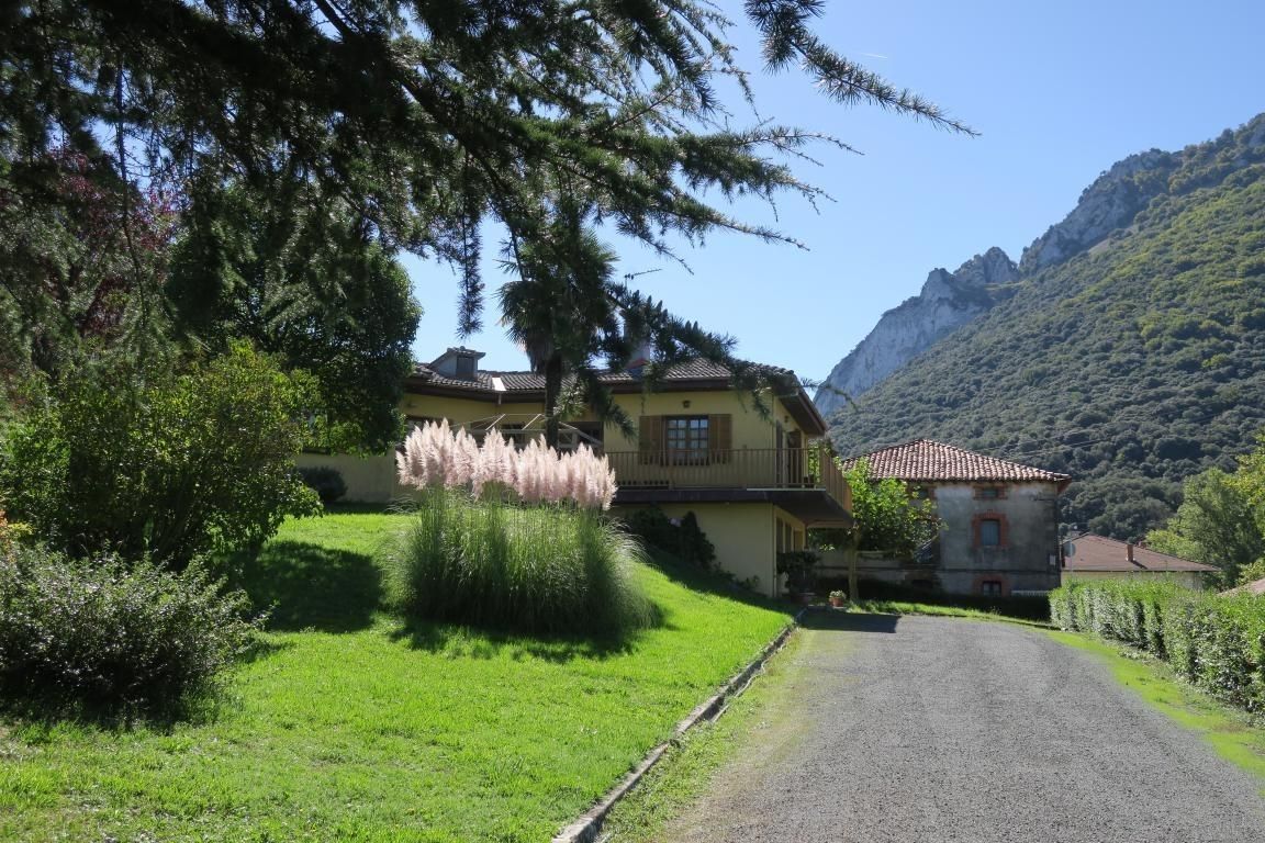Vista exterior de Casa o xalet en venda en Arakil amb Calefacció, Terrassa i Traster