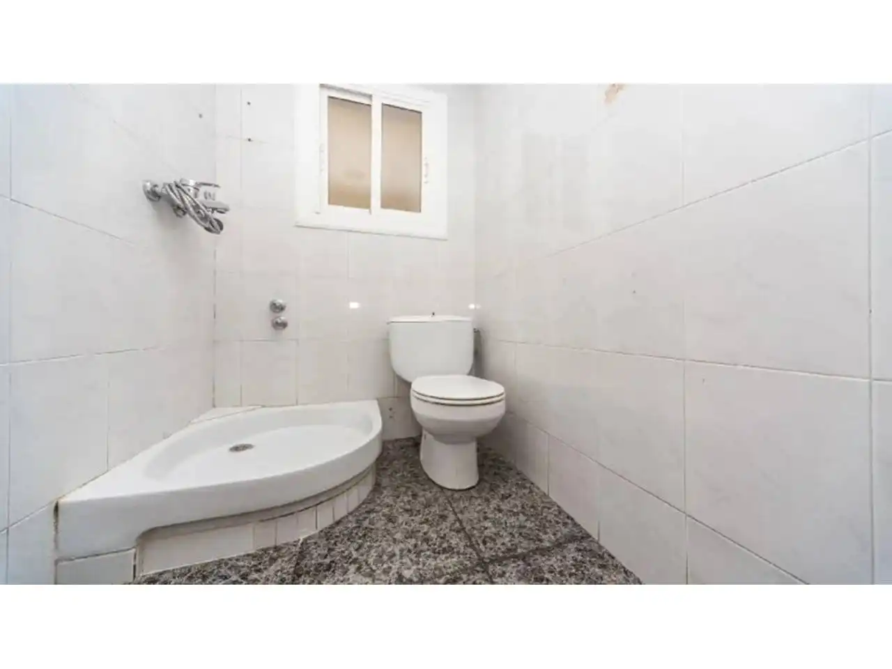 Badezimmer von Wohnung zum Verkauf in Badalona