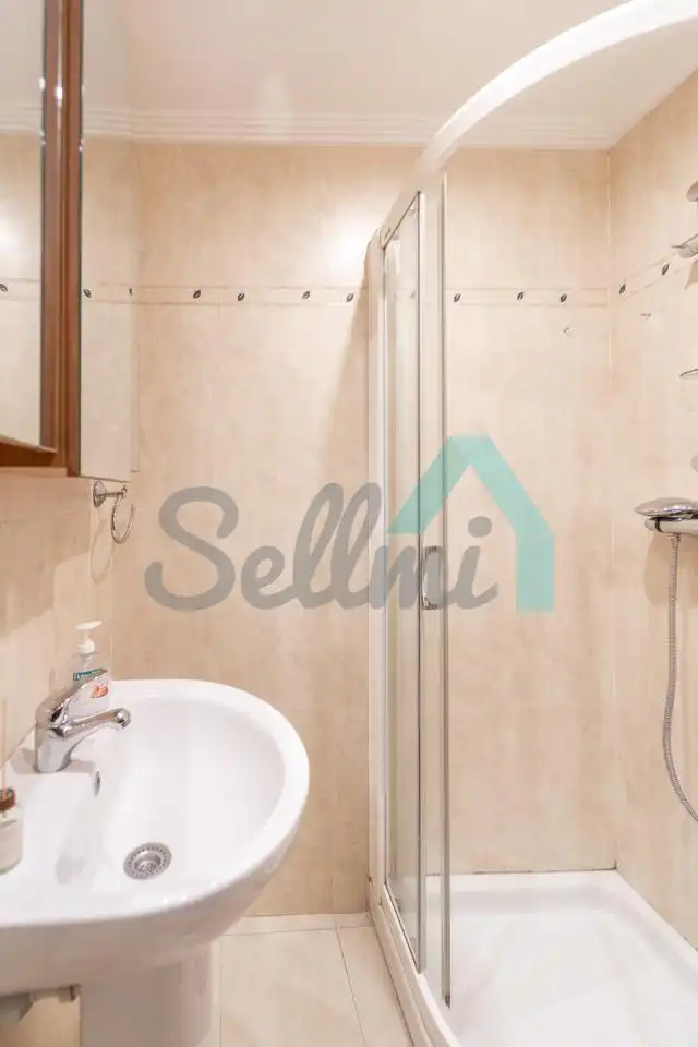 Badezimmer von Wohnung zur untervermieten in Oviedo  mit Heizung, Parkett und Terrasse