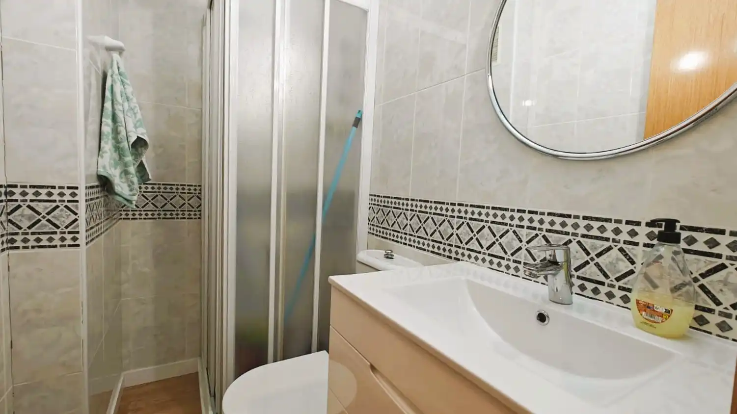 Bathroom of Flat for sale in Valencia  with Air Conditioner, Furnished and Oven
