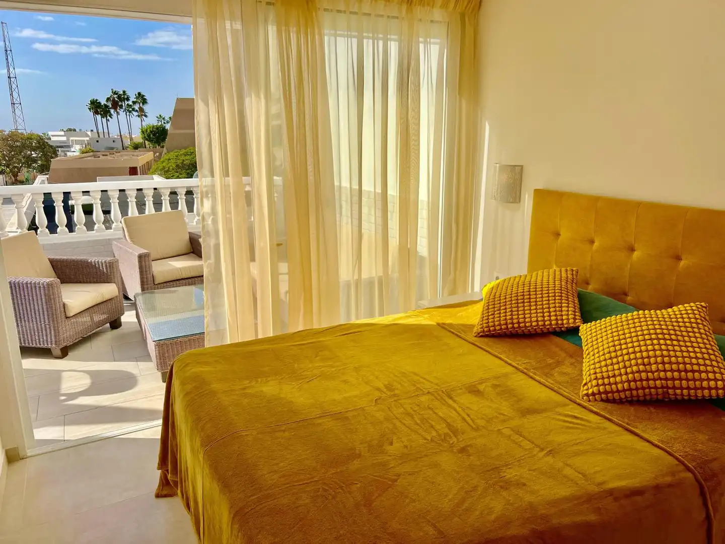 Schlafzimmer von Einfamilien-Reihenhaus zum Verkauf in Arona mit Klimaanlage, Privatgarten und Terrasse
