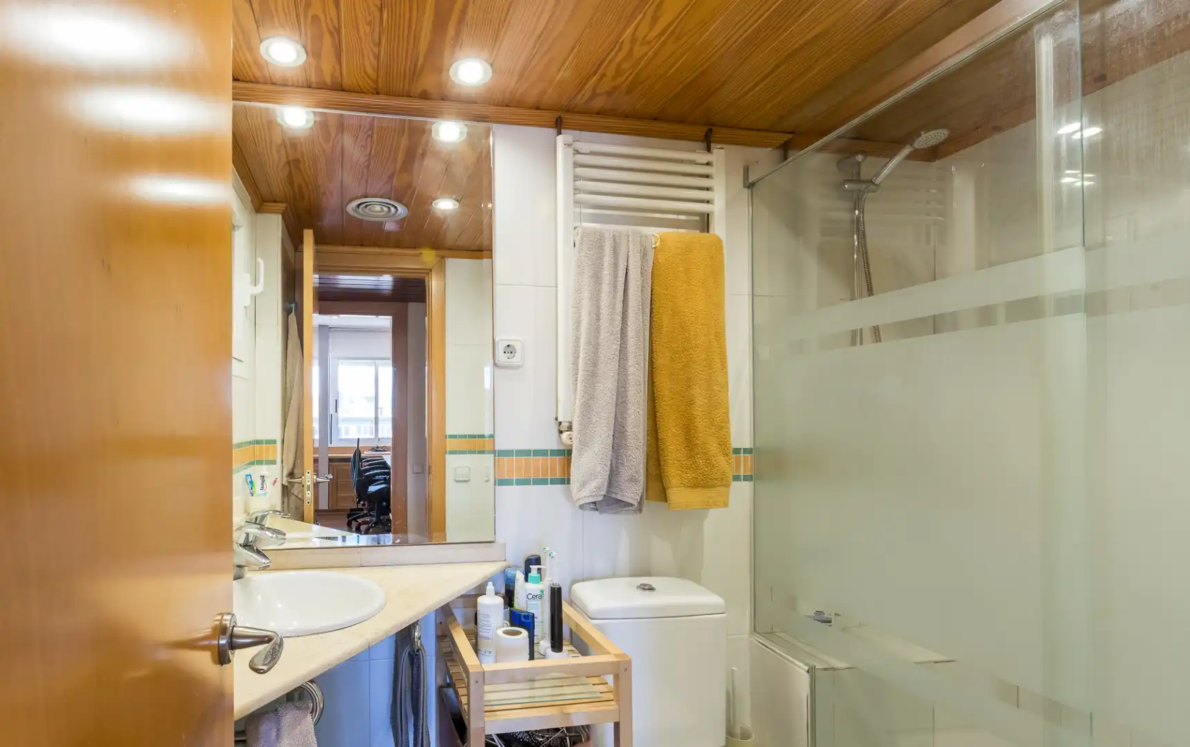 Badezimmer von Wohnung zum Verkauf in Barcelona mit Klimaanlage, Heizung und Parkett