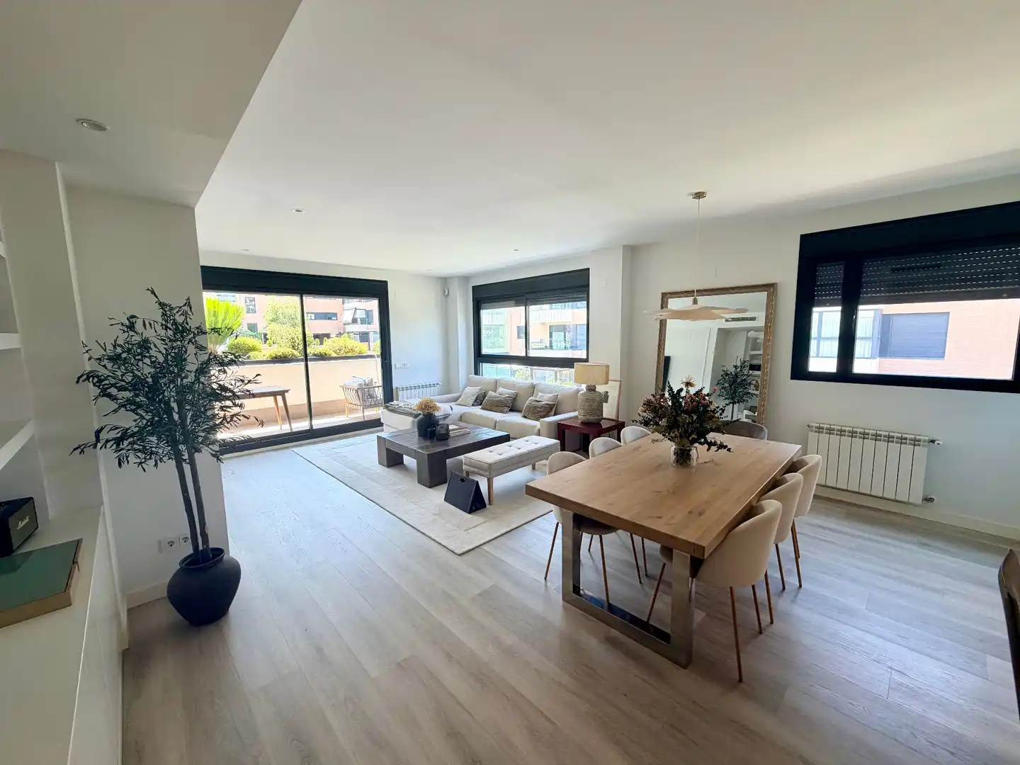 Living room of Flat for rent in La Moraleja  with Air Conditioner, Heating and Parquet flooring