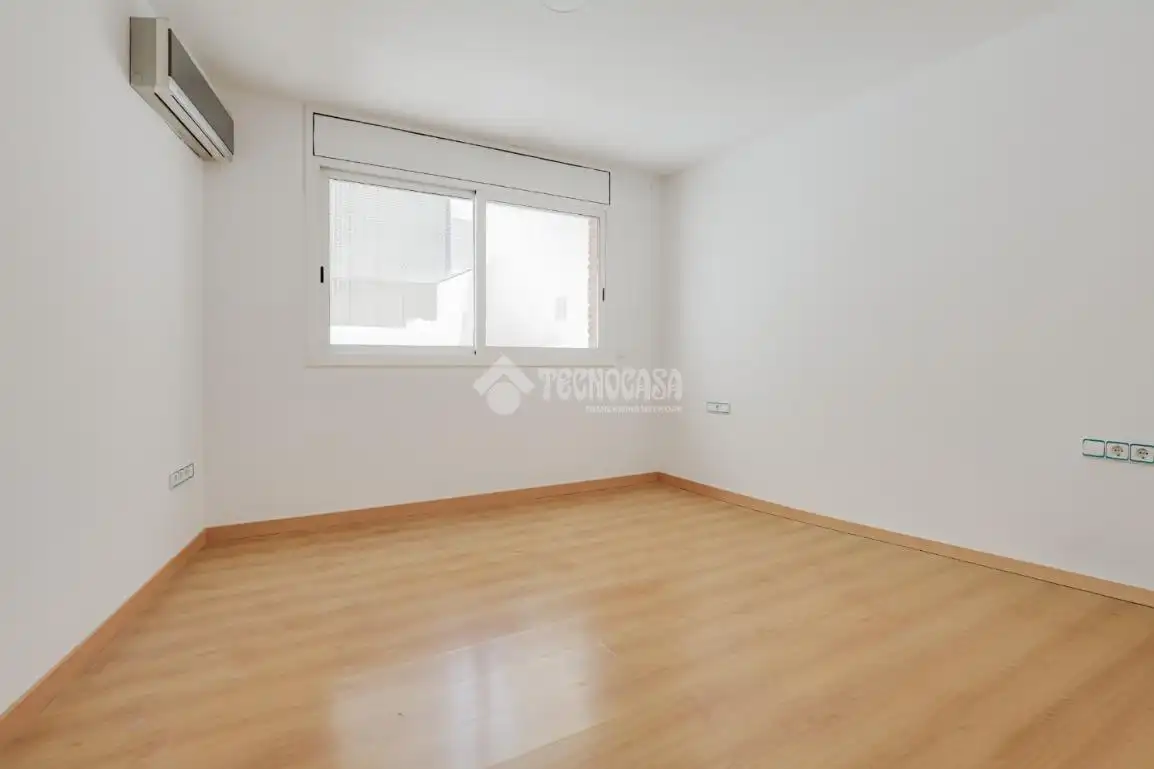 Habitación de Casa adosada en venta en Terrassa con Aire acondicionado, Terraza y Trastero