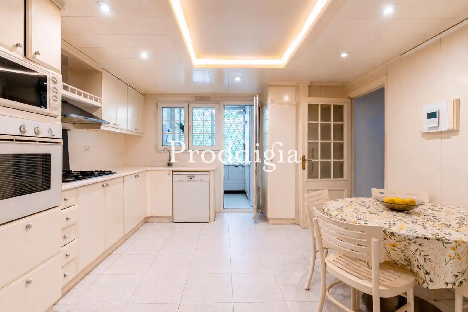 Cocina de Piso en venta en Sant Cugat del Vallès con Calefacción, Jardín privado y Terraza