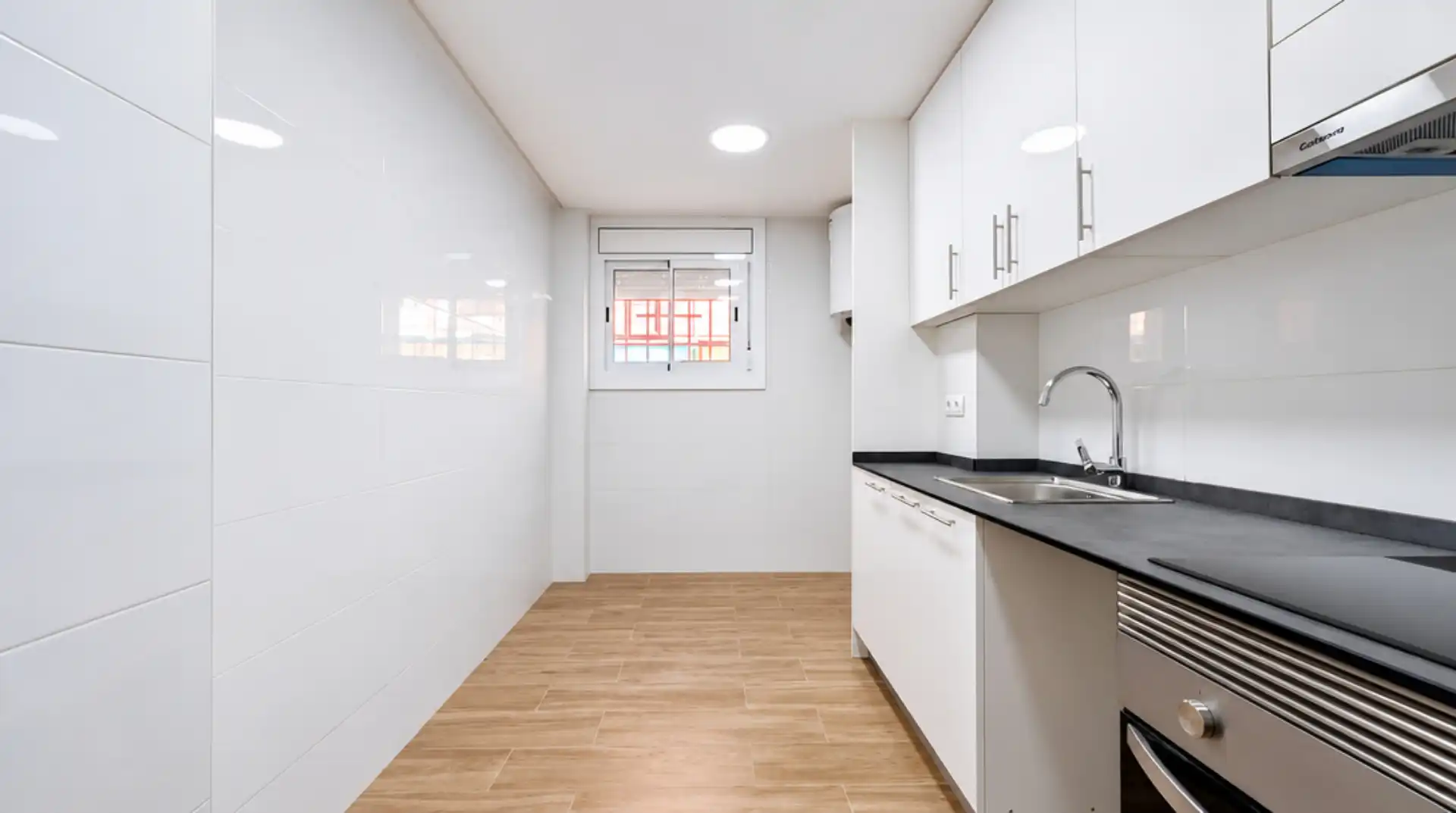 Küche von Wohnung zum Verkauf in Barcelona mit Ofen und Alarm