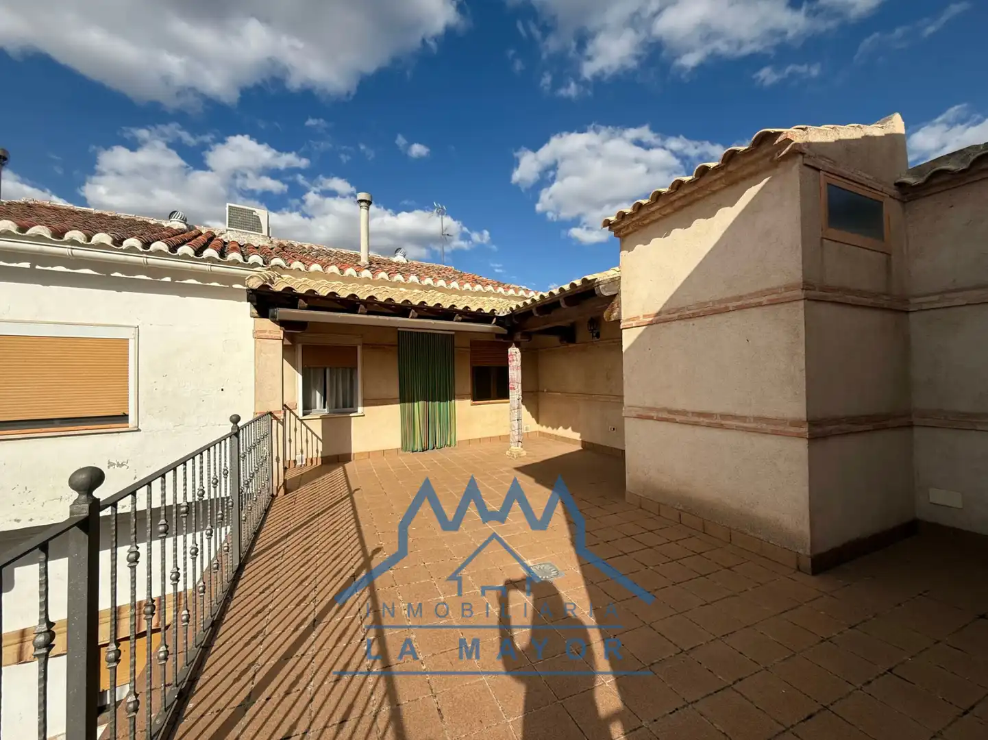 Vista exterior de Casa o xalet en venda en Almagro amb Jardí privat, Terrassa i Traster