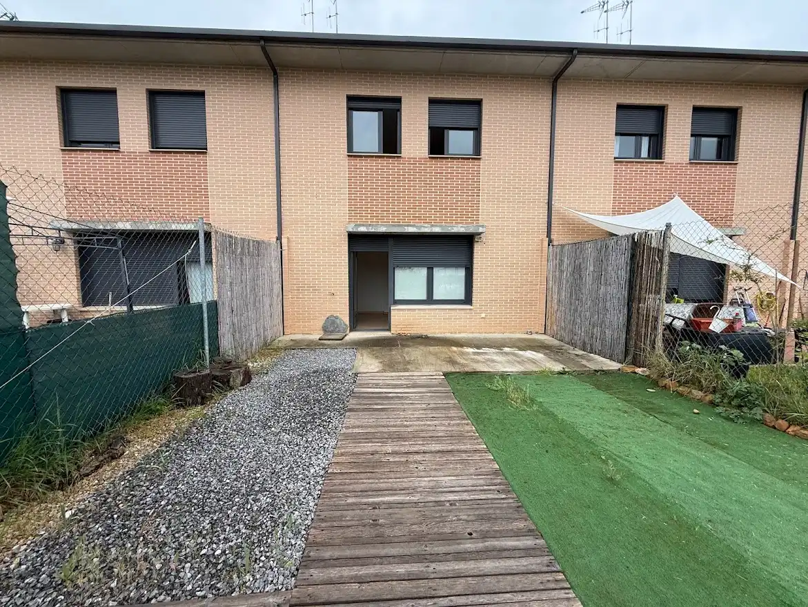 Vista exterior de Casa adosada en venda en Garrafe de Torío amb Calefacció, Jardí privat i Parquet