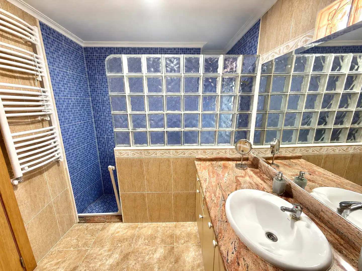 Bany de Casa o xalet en venda en Chiva amb Aire condicionat, Jardí privat i Terrassa
