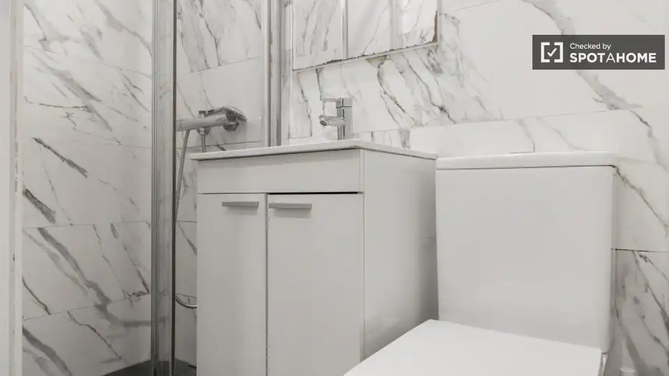 Bathroom of Flat for rent in Madrid  with Air Conditioner, Heating and Furnished