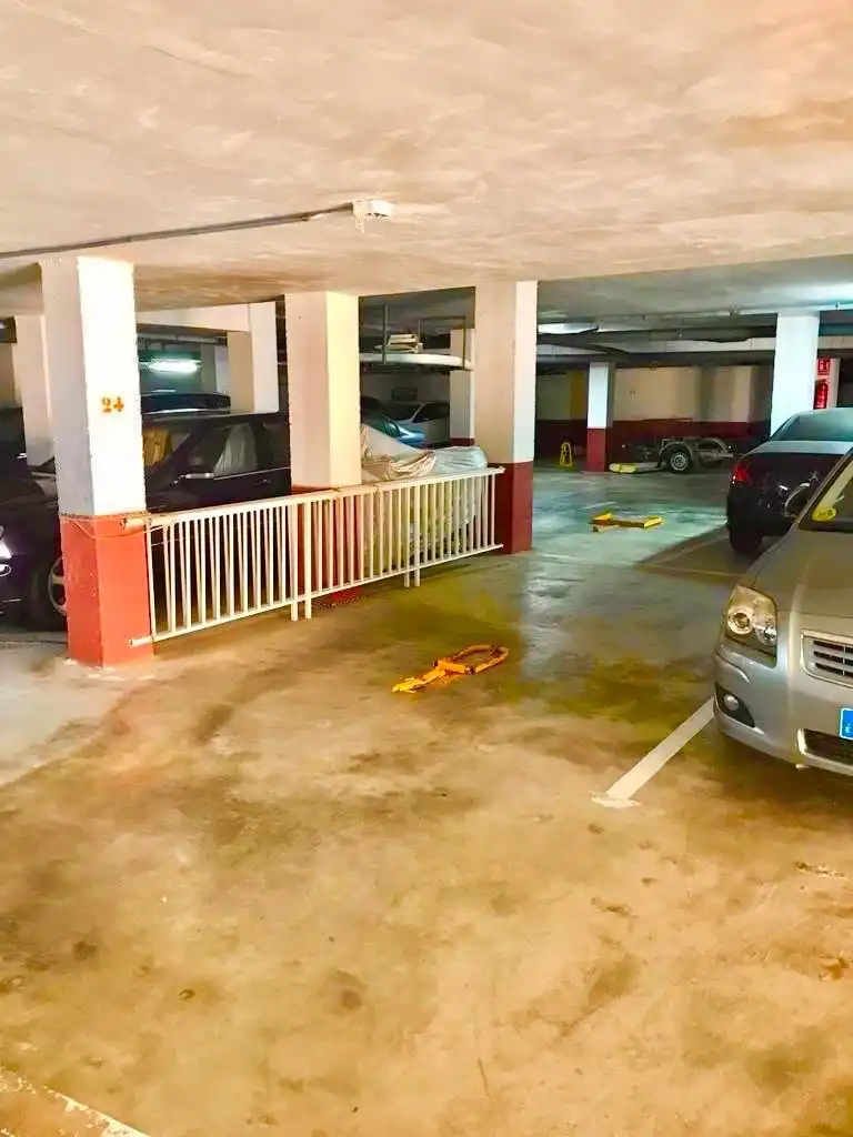 Aparcament de Dúplex de lloguer en La Manga del Mar Menor amb Terrassa, Piscina i Moblat