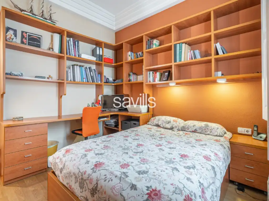 Dormitori de Apartament en venda en Barcelona amb Aire condicionat, Terrassa i Balcó