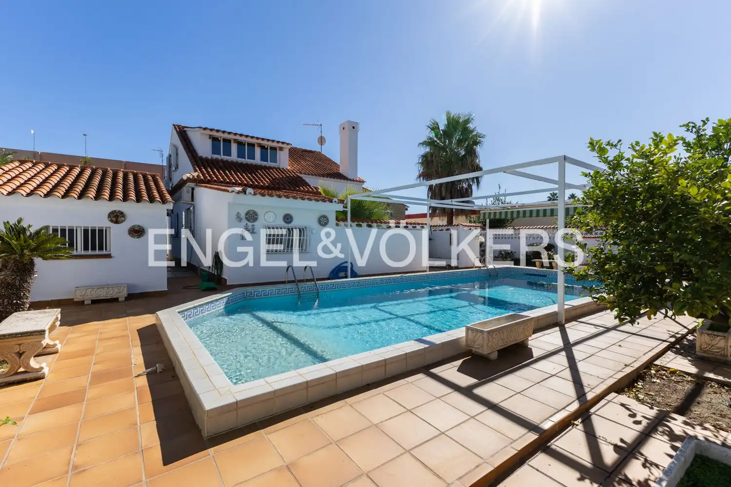 Piscina de Casa o xalet en venda en Sagunto / Sagunt amb Aire condicionat, Calefacció i Jardí privat