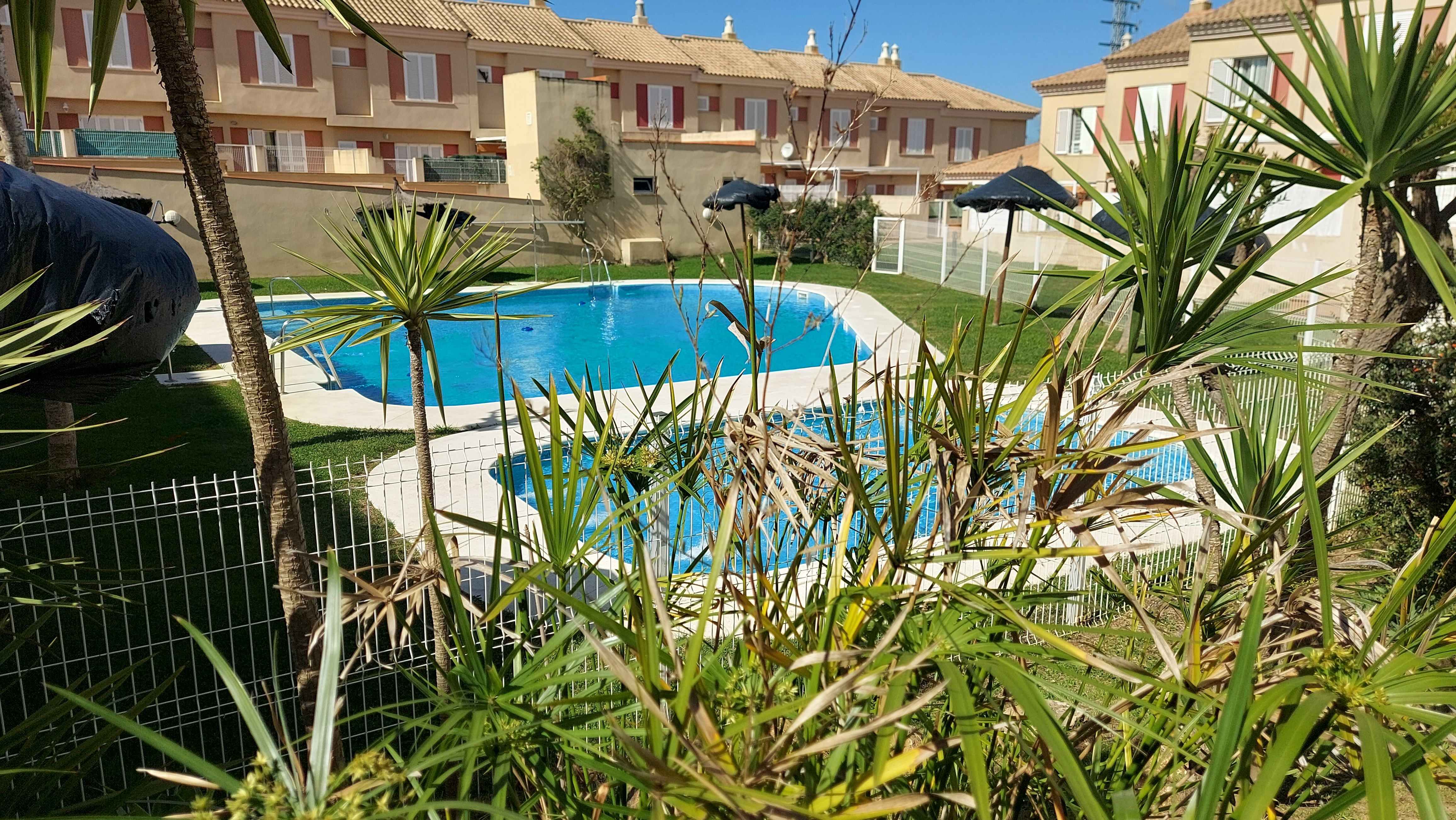 Piscina de Casa adosada en venda en Isla Cristina amb Aire condicionat, Terrassa i Traster