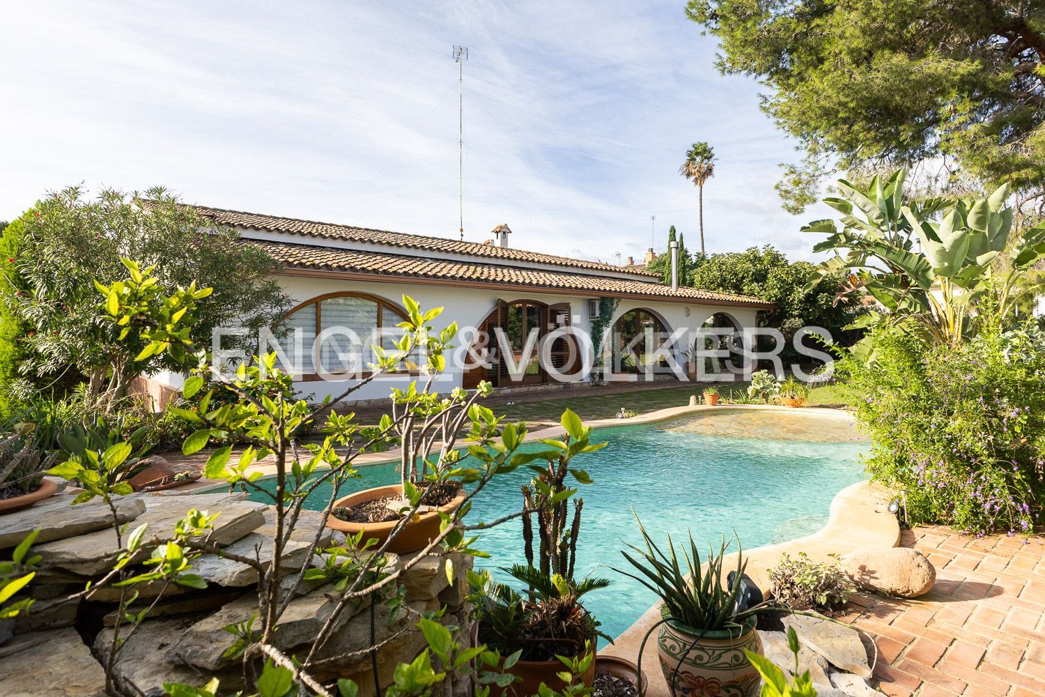 Vista exterior de Casa o xalet en venda en Paterna amb Aire condicionat, Calefacció i Jardí privat