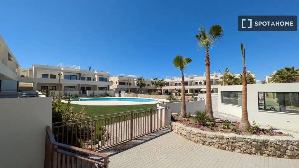 Vista exterior de Apartament per a compartir en Torrevieja amb Aire condicionat, Terrassa i Moblat